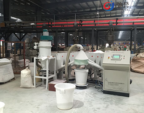 Sistema di dosaggio di pesatura automatico degli additivi per la linea dell'estrusione di profilo della finestra del PVC